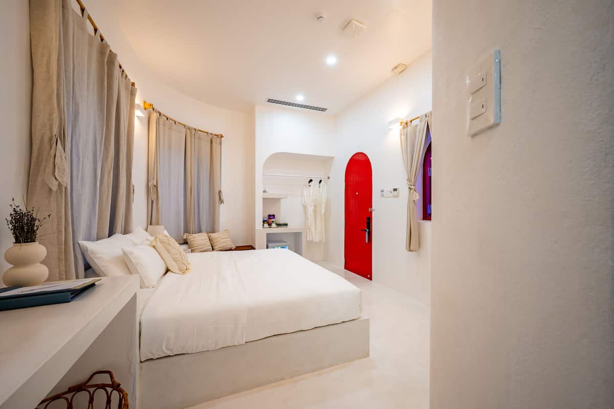 Junior Suite | 1 bedroom, minibar, desk, free WiFi