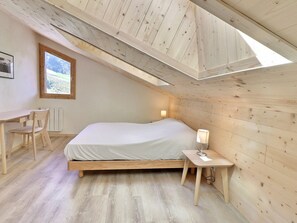 3 chambres, bureau, Wi-Fi, literie fournie