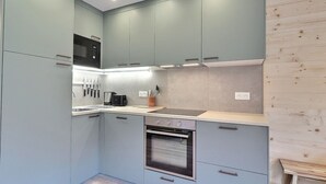 Una cocina moderna con armarios azul claro, un microondas, un tostador y un lavavajillas.