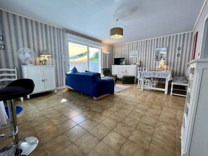 TV - Quiet house in Saint-Pierre-d'Oléron, 5 sleeps, near shops (Saint-Pierre-d'Oléron)