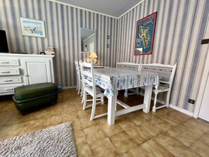 Dining - Quiet house in Saint-Pierre-d'Oléron, 5 sleeps, near shops (Saint-Pierre-d'Oléron)