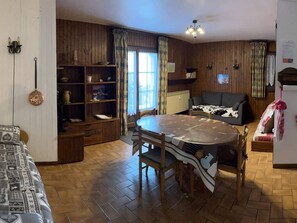 Interior - Cozy Studio for 4 with Kitchenette, Near Slopes, Parking (Crest-Voland)