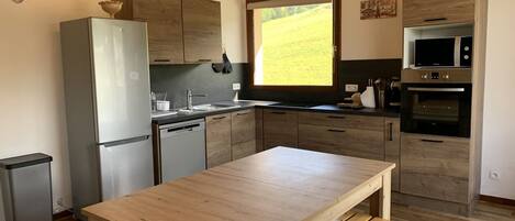 Fridge, oven, dishwasher, coffee/tea maker