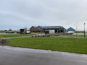 Property grounds - Family-friendly caravans with on-site pool and entertainment (Saint Osyth)