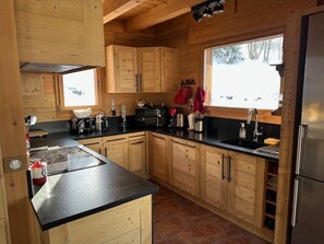 Kjøleskap, ovn, oppvaskmaskin og kaffetrakter/tekoker