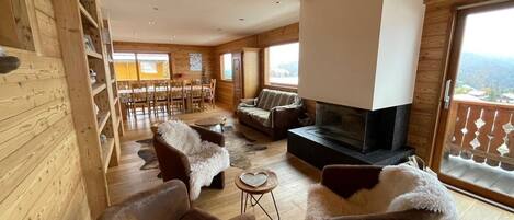 Televisión, chimenea y futbolito