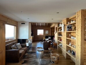 Televisión, chimenea, futbolito