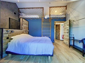 5 bedrooms, free WiFi, bed sheets