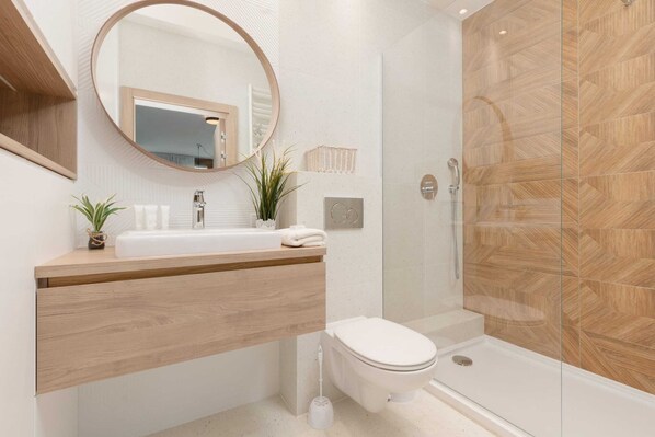 Dusche, Haartrockner, Handtücher, Shampoo