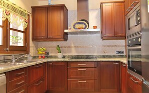 Een koelkast, een microgolfoven, een oven, een kookplaat