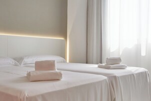 Habitación básica (Port) | Escritorio y espacio para trabajar con un portátil