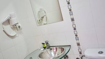 Een haardroger, handdoeken, zeep, shampoo