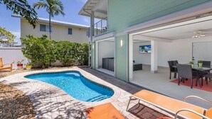 Uma casa moderna com piscina, área de estar ao ar livre e espaço para refeições.