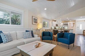 Smart TV, books, printers - Limelight by Beach Boutique Rentals (Anna Maria)