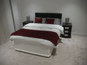Apartamento, 1 cama Queen | 1 quarto, ferros/tábuas de passar roupa, Wi-Fi de cortesia