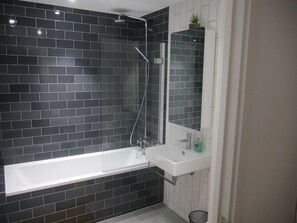 Apartamento, 1 cama Queen | Banheiro | Chuveiro/banheira combinados, banheira de imersão, toalhas de banho 