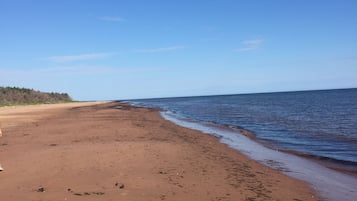 Tæt på stranden, liggestole, badehåndklæder