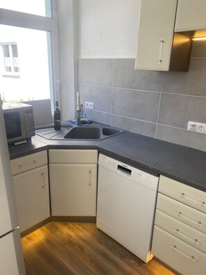 Køleskab, mikrobølgeovn, ovn, kogeplade