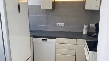 Kühlschrank, Mikrowelle, Ofen, Herdplatte
