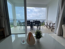 Apartamento família, 2 quartos, vista para o oceano | Terraço/pátio