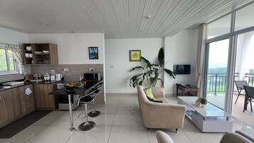 Familienapartment, 2 Schlafzimmer, Meerblick | Wohnbereich | Drucker