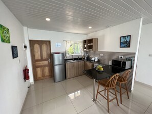 Lemari es, microwave, oven, dan kompor
