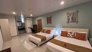 Habitación de hotel con dos camas, un baño y un escritorio.
