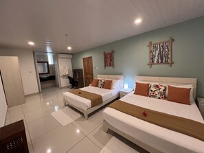 Familieleilighet, 2 soverom, havutsikt | Sengetøy av topp kvalitet, safe på rommet og individuelt dekorert