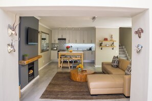 Cottage Cao cấp | Khu phòng khách | TV màn hình phẳng 55-inch có truyền hình vệ tinh, sách 