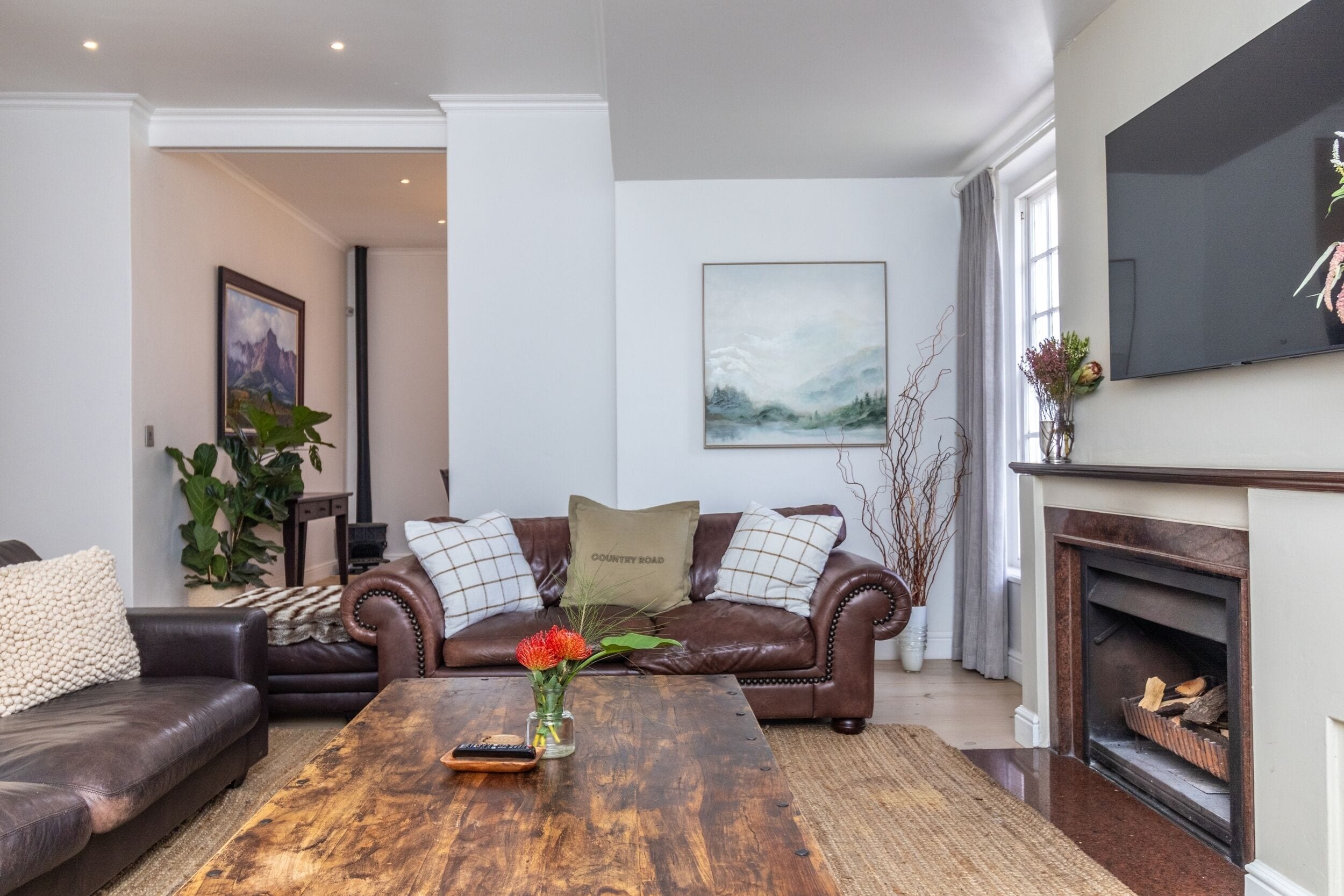 Hus | Oppholdsområde | En 55-tommers Flatskjerm-TV med Parabol-TV samt bøker