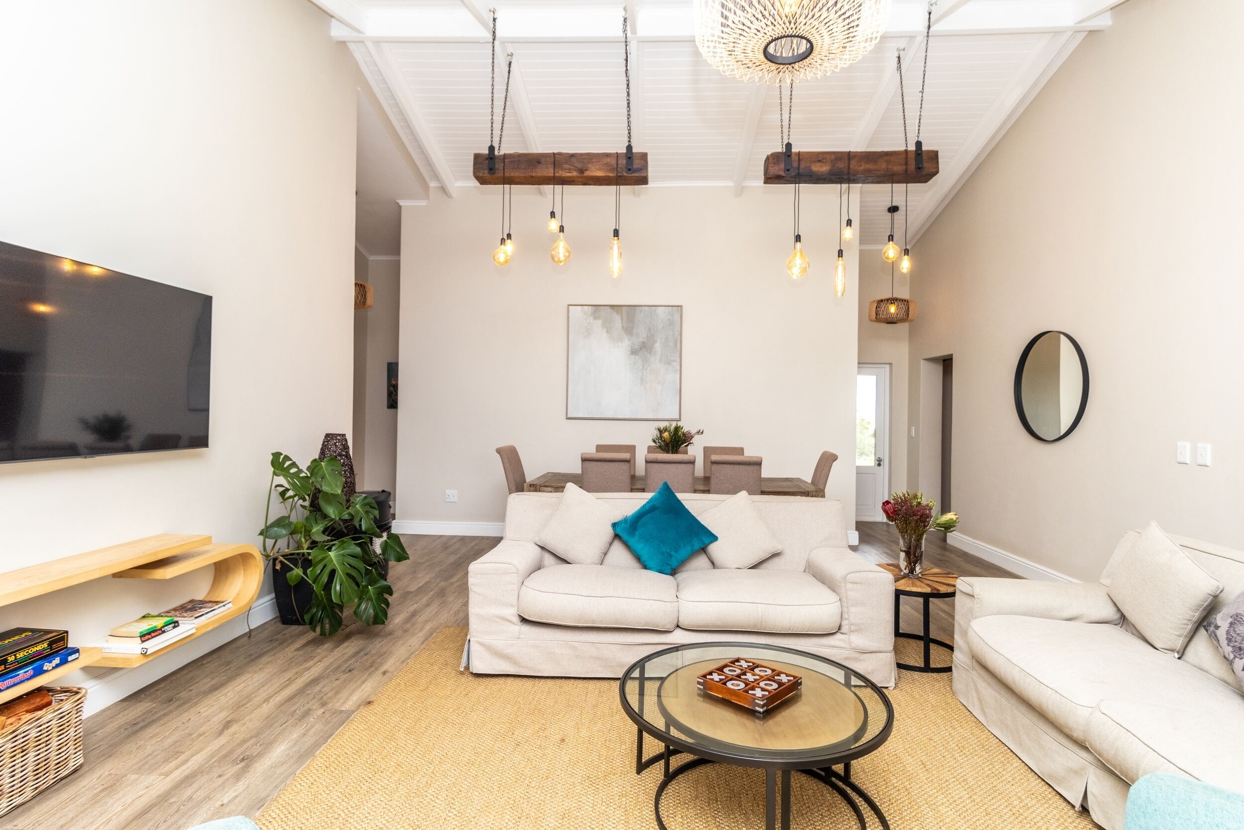 Casa familiar | Zona de estar | Televisión de pantalla plana de 55 pulgadas con canales por satélite