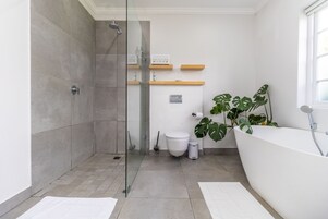 Casa familiar | Baño | Artículos de higiene personal gratuitos, secador de pelo y toallas