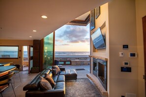 Smart-TV, Kamin, Stereoanlage