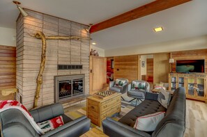Smart TV, chimenea y libros 