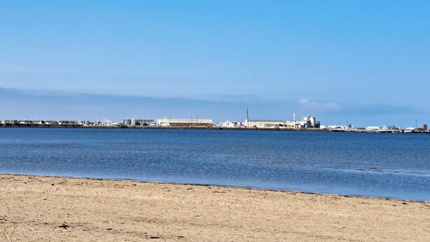 A coastal view with a sandy beach and a marina with boats and buildings in the background. - Apartment - Sleeps 4 - Pet Friendly - Parking (Troon)