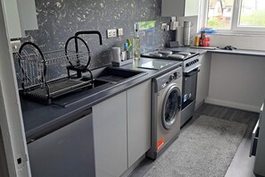 Frigorífico, microondas, horno y placa de cocina