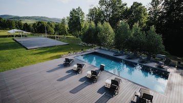 Inomhuspool och utomhuspool
