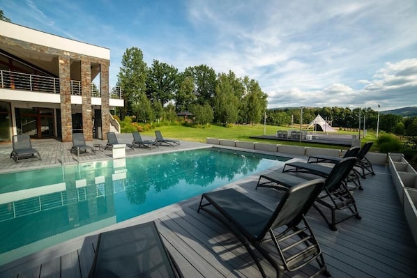 Inomhuspool och utomhuspool