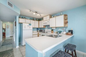 Fridge, microwave, oven, stovetop - Fenimore Mill 5A - Open Gulf View, Pool & Hot Tub! (Cedar Key)