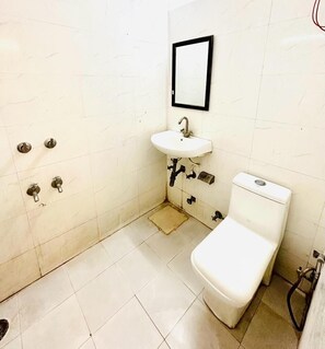 Standard Room | Bathroom - Hotel Green Arrow Rohini (New Delhi)