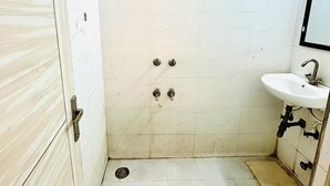 Ein Badezimmer mit Dusche, Waschbecken und Toilette.