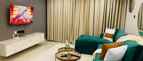 公寓, 3 间卧室 | 客厅 | 32-英寸纯平电视 (配备数码频道)、电视