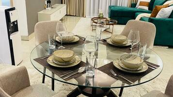 Căn hộ, 3 phòng ngủ | Khu phòng khách | TV màn hình phẳng 32-inch có truyền hình kỹ thuật số, TV