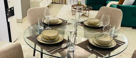 アパートメント 3 ベッドルーム | リビング エリア | 32 インチの薄型テレビ (デジタル放送視聴可)、テレビ