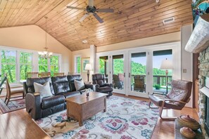 Smart-tv en een open haard