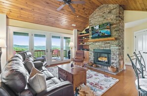 TV - Grand Oaks RW5- Mountain Condo, Gated Resort, Indoor/Outdoor Pools & Hot Tub (Banner Elk)