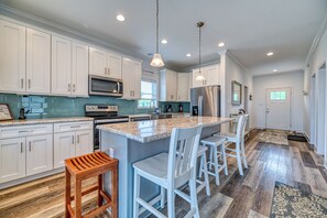 ثلاجة، ميكروويف، غسالة أطباق، ماكينة لصنع القهوة/الشاي