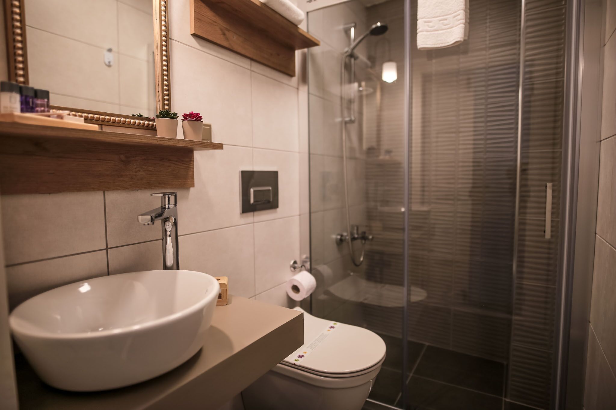 Quarto luxo | Banheiro | Secador de cabelo, toalhas de banho