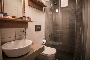 Chambre Deluxe | Salle de bain | Sèche-cheveux, serviettes fournies