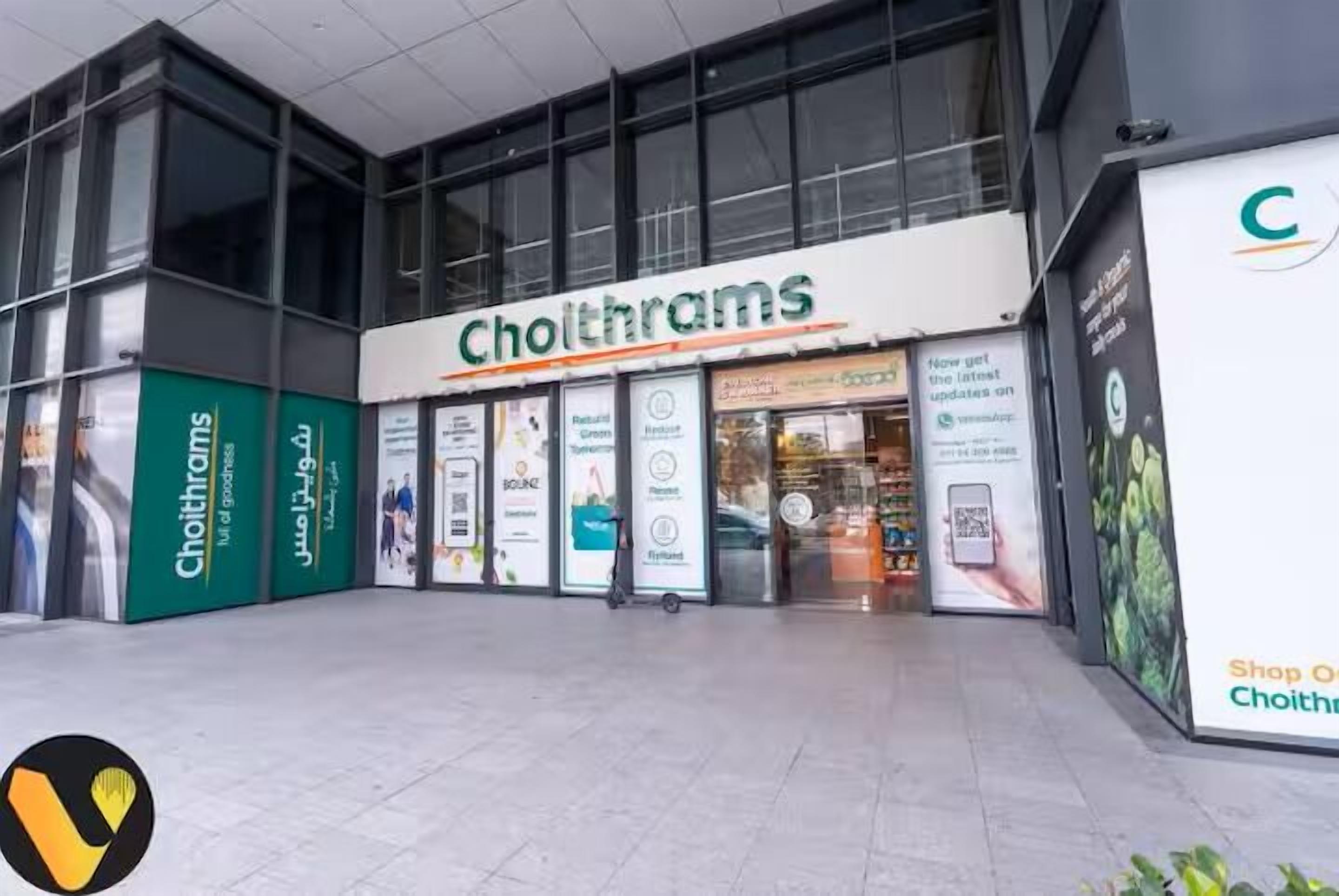 Een modern gebouw met het bord 'Choltrams' duidelijk zichtbaar.
